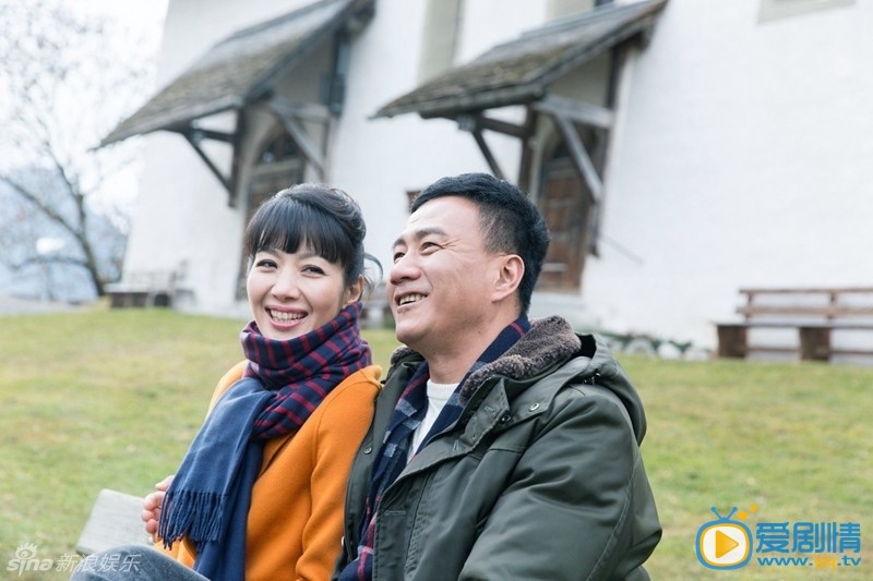 胡军夫妇瑞士之旅  情人节之际，胡军卢芳夫妇瑞士之旅的照片曝光，二人或牵手走在瑞士街头，或相拥坐在长椅欣赏远处雪山美景，脸上的笑容似乎回到了青春年少恋爱时。