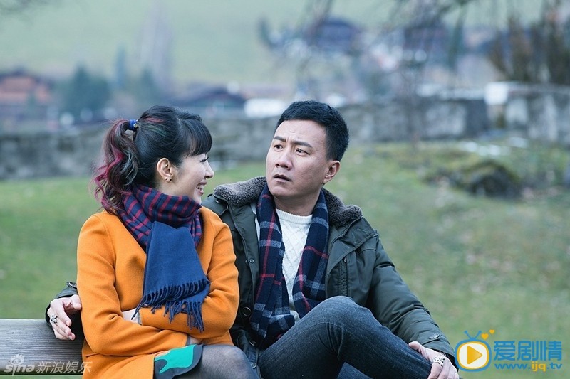胡军夫妇瑞士之旅  情人节之际，胡军卢芳夫妇瑞士之旅的照片曝光，二人或牵手走在瑞士街头，或相拥坐在长椅欣赏远处雪山美景，脸上的笑容似乎回到了青春年少恋爱时。