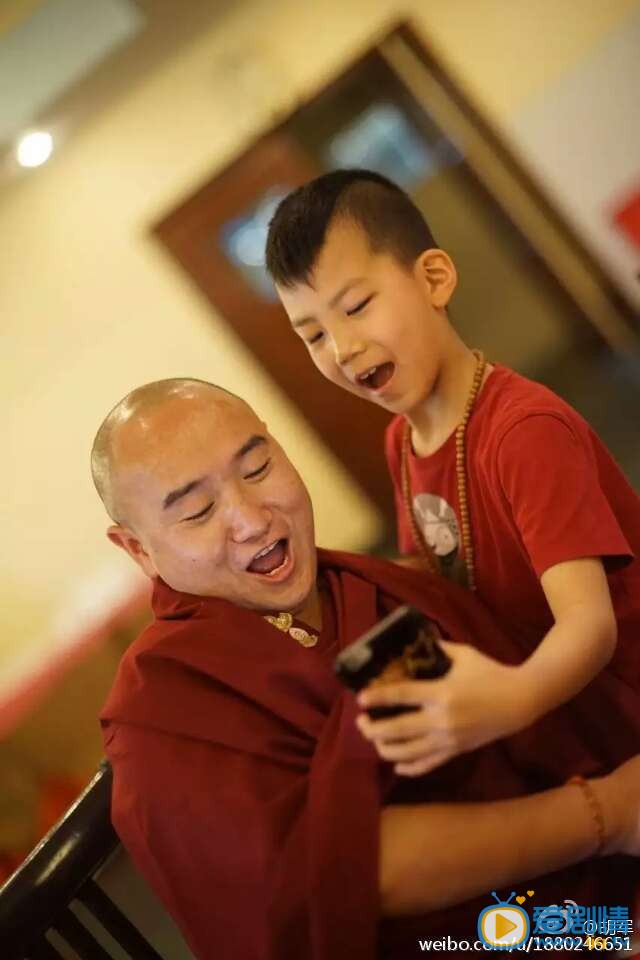 ，胡军晒出近日带一家出游西藏拜佛的照片，康康认真盘腿打坐。近日，曾有消息称王菲梁朝伟胡军等人在印度朝拜法王。