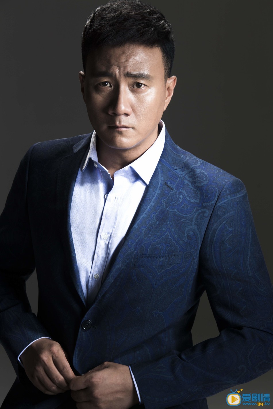胡军时尚大片 杂志封面大片，照片中胡军身着正装，眼神深邃，或抽雪茄或拿黑胶唱片，嘴角的线条坚若磐石，低调的荷尔蒙气息一触即发。在他身上，可以看到狂野、雅痞、霸道、威严也可以看到温暖、内敛、幽默、诙谐。以荷尔蒙征服观众的胡军，一个让男人和女人都无法拒绝的诱惑。