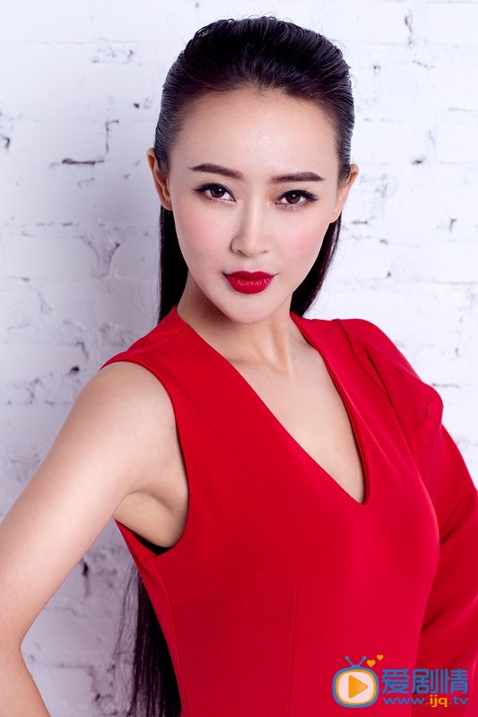 万妮恩“新年红”写真 日前，演员万妮恩曝光了一组“新年红”风格写真。写真中万妮恩身着红色连衣裙，手握玫瑰，精致唯美的妆容，加上简约优雅的服装，彰显高贵霸气。