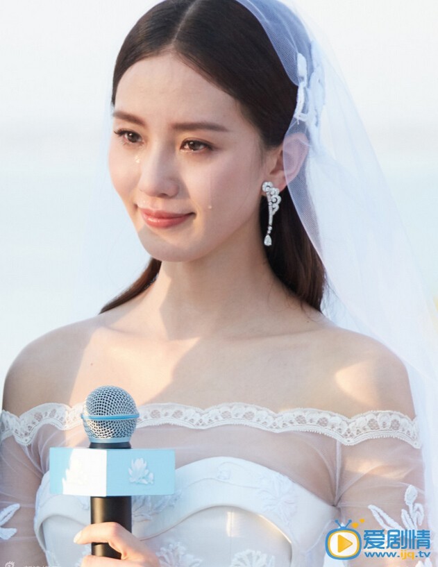 刘诗诗大婚现场婚礼组图 2016年3月20日，吴奇隆和刘诗诗在巴厘岛举行婚礼。在婚礼现场，吴奇隆向刘诗诗承诺以后一定会听话，刘诗诗感动落泪。