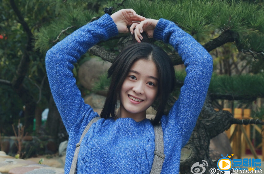 张雪迎生活照 张雪迎蓝色毛衣秋季写真照片
