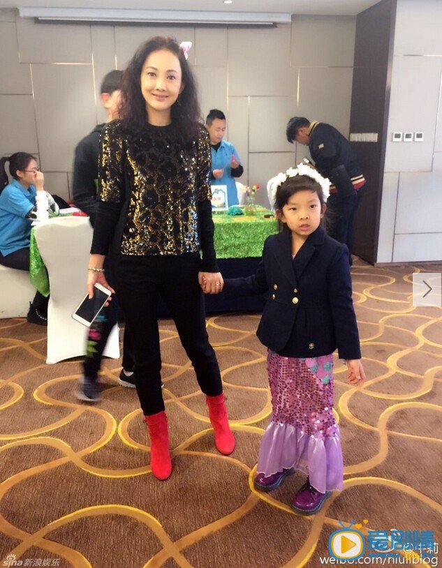 牛莉女儿照片 近日，牛莉为女儿操办生日派对。牛莉女儿身穿紫色纱裙，变身美人鱼，不少小伙伴到场，她玩得格外开心。