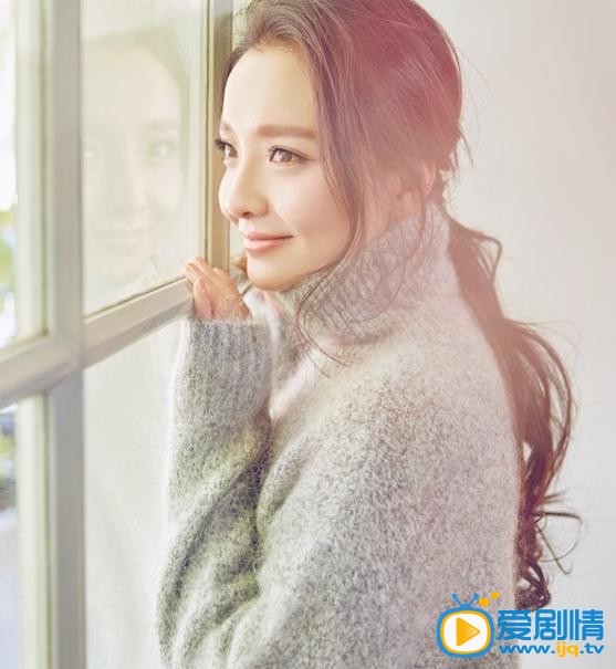 孙茜冬日甜美写真 近日，孙茜一组冬日甜美写真曝光。身穿宽松毛衣，沐浴温暖的阳光，遥望窗外的目光清澈明亮，唯美得如画一般。