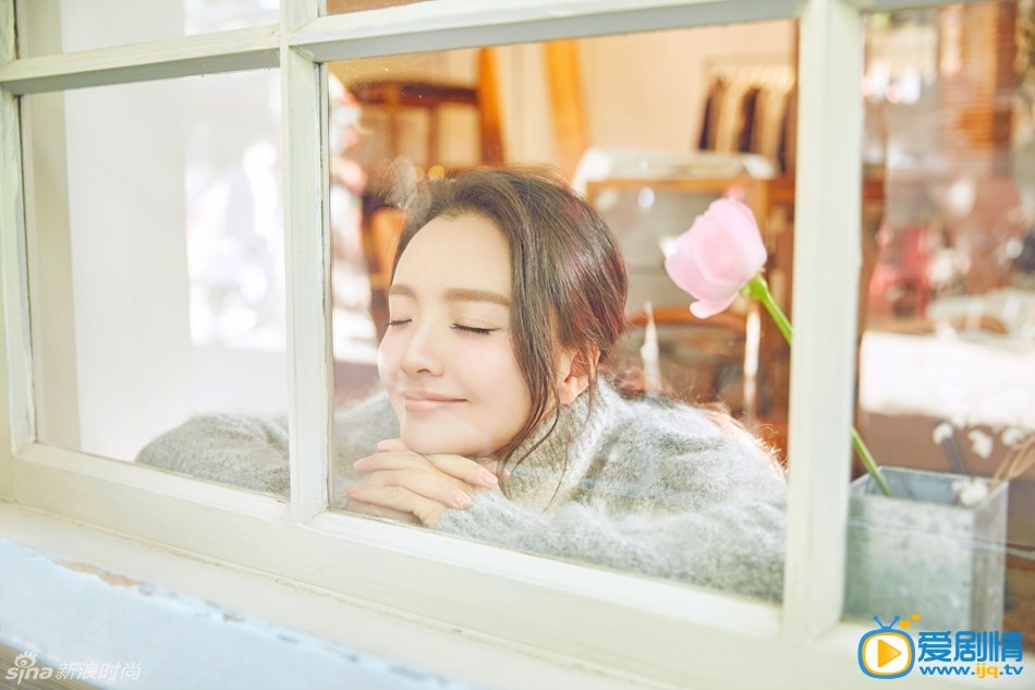 孙茜冬日甜美写真 近日，孙茜一组冬日甜美写真曝光。身穿宽松毛衣，沐浴温暖的阳光，遥望窗外的目光清澈明亮，唯美得如画一般。