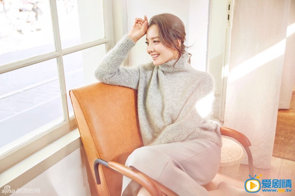 孙茜冬日甜美写真 近日，孙茜一组冬日甜美写真曝光。身穿宽松毛衣，沐浴温暖的阳光，遥望窗外的目光清澈明亮，唯美得如画一般。