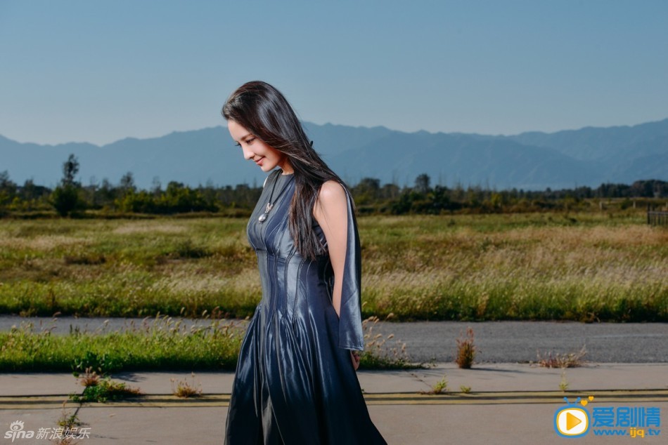 孙茜性感女神写真 近日，演员孙茜为某航空杂志拍摄了一组户外写真。一直以温婉贤惠形象为大众所熟知的孙茜，此次走起了极具女神范儿的时尚风格。
