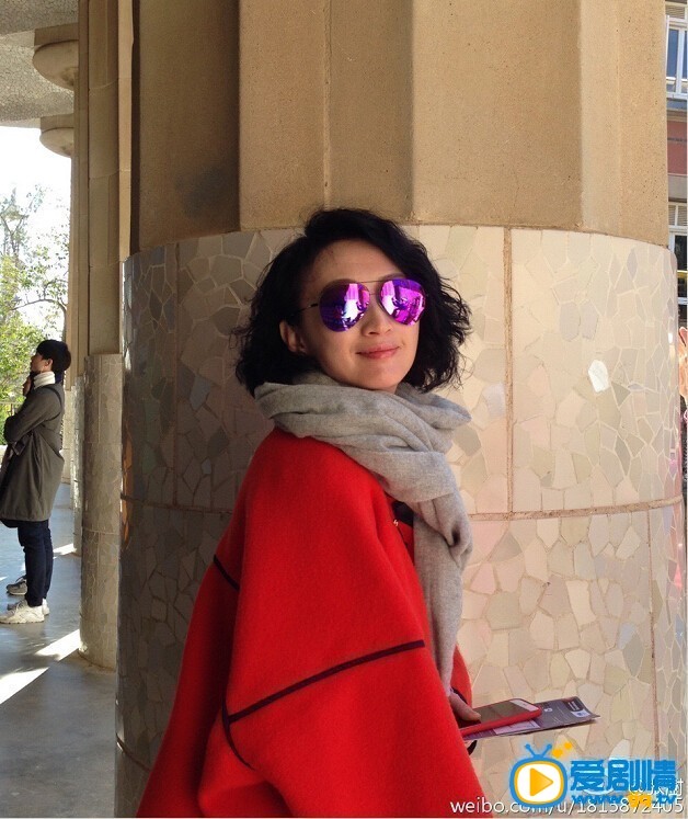 许亚军老婆张澍照片 许亚军和妻子张澍是第四段婚姻，两人因拍戏时相识，许亚军比张澍大12岁，两人因高尔夫而结缘