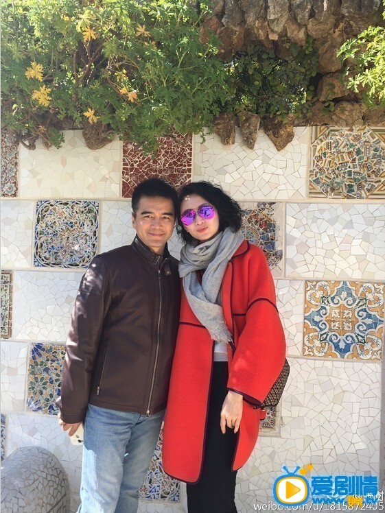 许亚军老婆张澍照片 许亚军和妻子张澍是第四段婚姻，两人因拍戏时相识，许亚军比张澍大12岁，两人因高尔夫而结缘