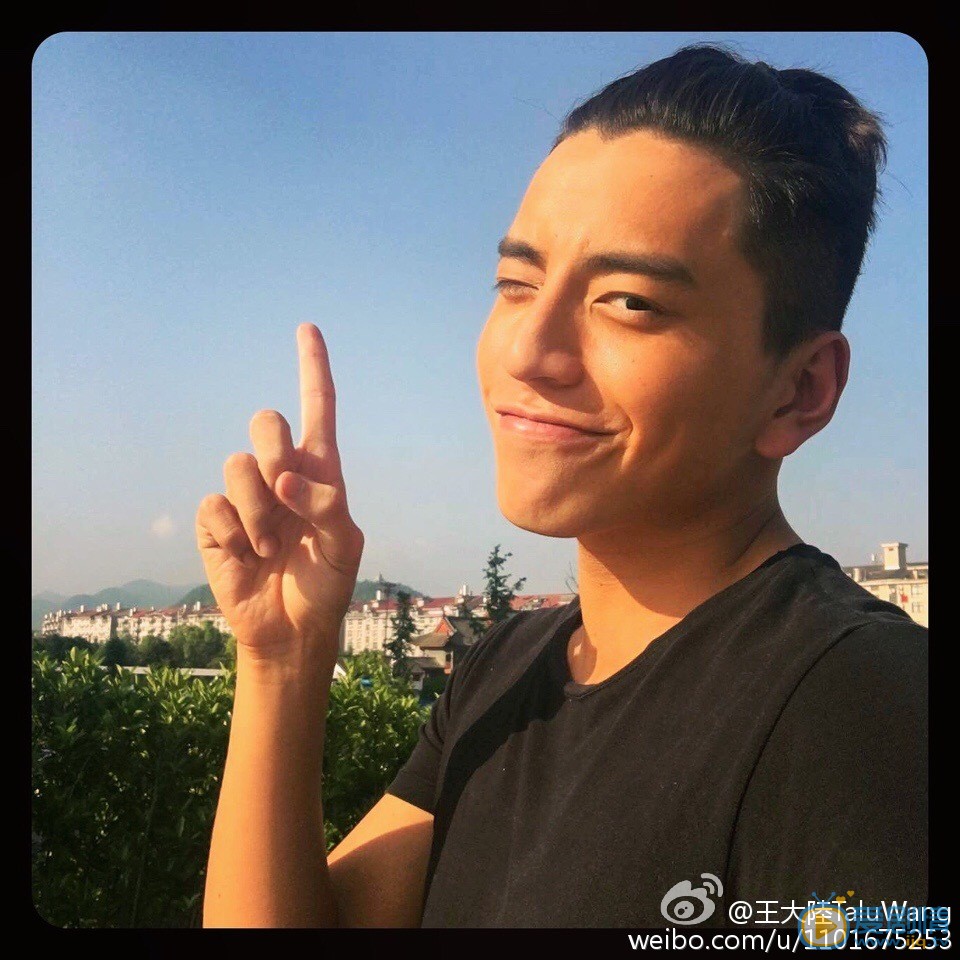 王大陆帅气自拍照 王大陆高清写真_王大陆高清剧照