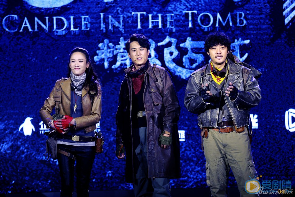 陈乔恩《鬼吹灯》发布会照 4月26日，《鬼吹灯》举行发布会，靳东版胡八一、陈乔恩版Shirley杨、赵达版王凯旋正式以戏服出场，而这也是几位主演第一次以定妆造型亮相。