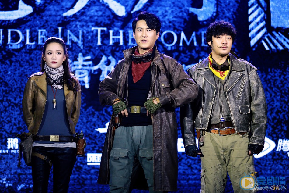 陈乔恩《鬼吹灯》发布会照 4月26日，《鬼吹灯》举行发布会，靳东版胡八一、陈乔恩版Shirley杨、赵达版王凯旋正式以戏服出场，而这也是几位主演第一次以定妆造型亮相。