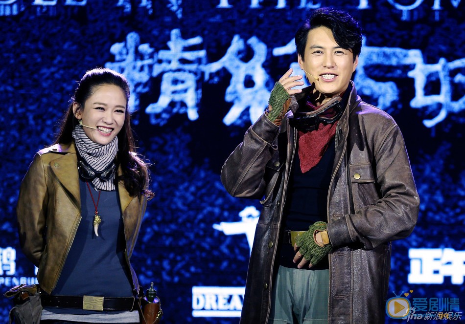 陈乔恩《鬼吹灯》发布会照 4月26日，《鬼吹灯》举行发布会，靳东版胡八一、陈乔恩版Shirley杨、赵达版王凯旋正式以戏服出场，而这也是几位主演第一次以定妆造型亮相。