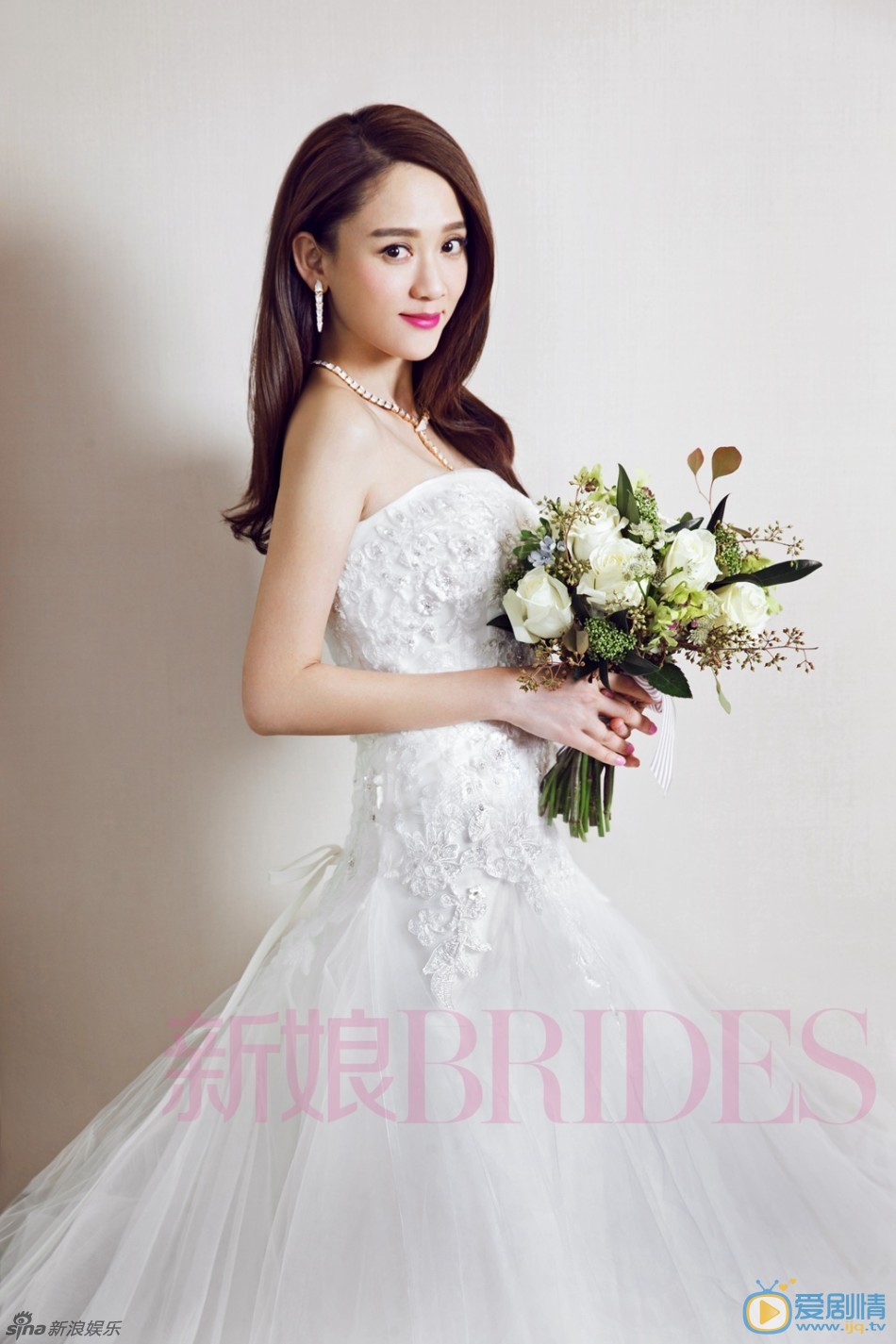 陈乔恩百变新娘写真大片 近日，陈乔恩为《新娘Brides》4月刊拍摄的封面大片首度曝光。陈乔恩身着不同风格的礼服，演绎春日浪漫。陈乔恩化身百变新娘，恰如四月熏风暖阳，沁人心脾。