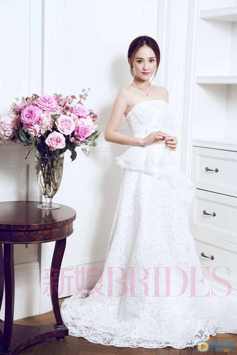 陈乔恩百变新娘写真大片 近日，陈乔恩为《新娘Brides》4月刊拍摄的封面大片首度曝光。陈乔恩身着不同风格的礼服，演绎春日浪漫。陈乔恩化身百变新娘，恰如四月熏风暖阳，沁人心脾。