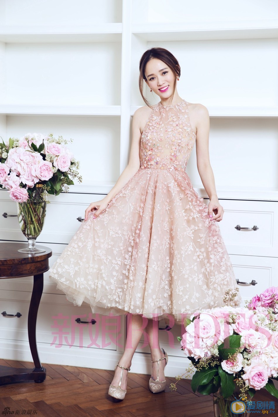 陈乔恩百变新娘写真大片 近日，陈乔恩为《新娘Brides》4月刊拍摄的封面大片首度曝光。陈乔恩身着不同风格的礼服，演绎春日浪漫。陈乔恩化身百变新娘，恰如四月熏风暖阳，沁人心脾。