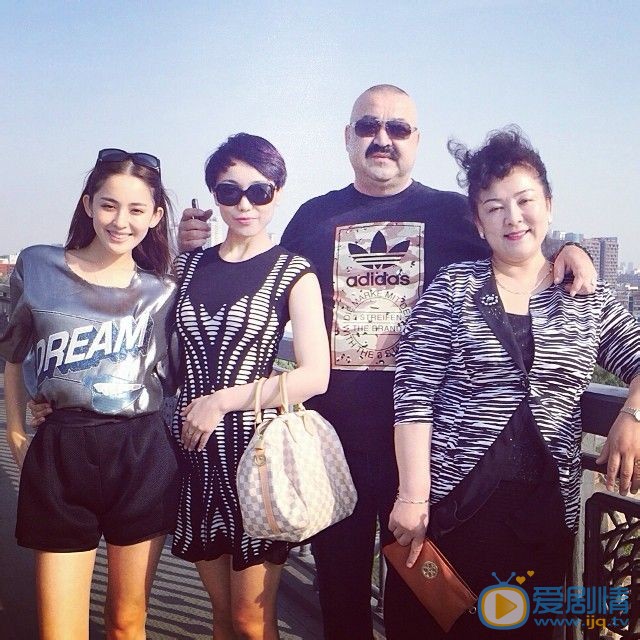 古力娜扎家庭合照 古力娜扎高清写真_古力娜扎高清剧照