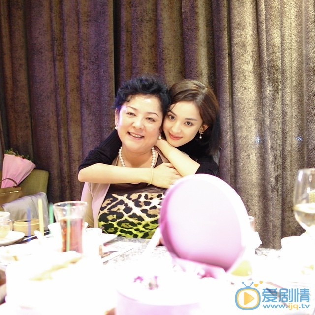 古力娜扎家庭合照 古力娜扎高清写真_古力娜扎高清剧照