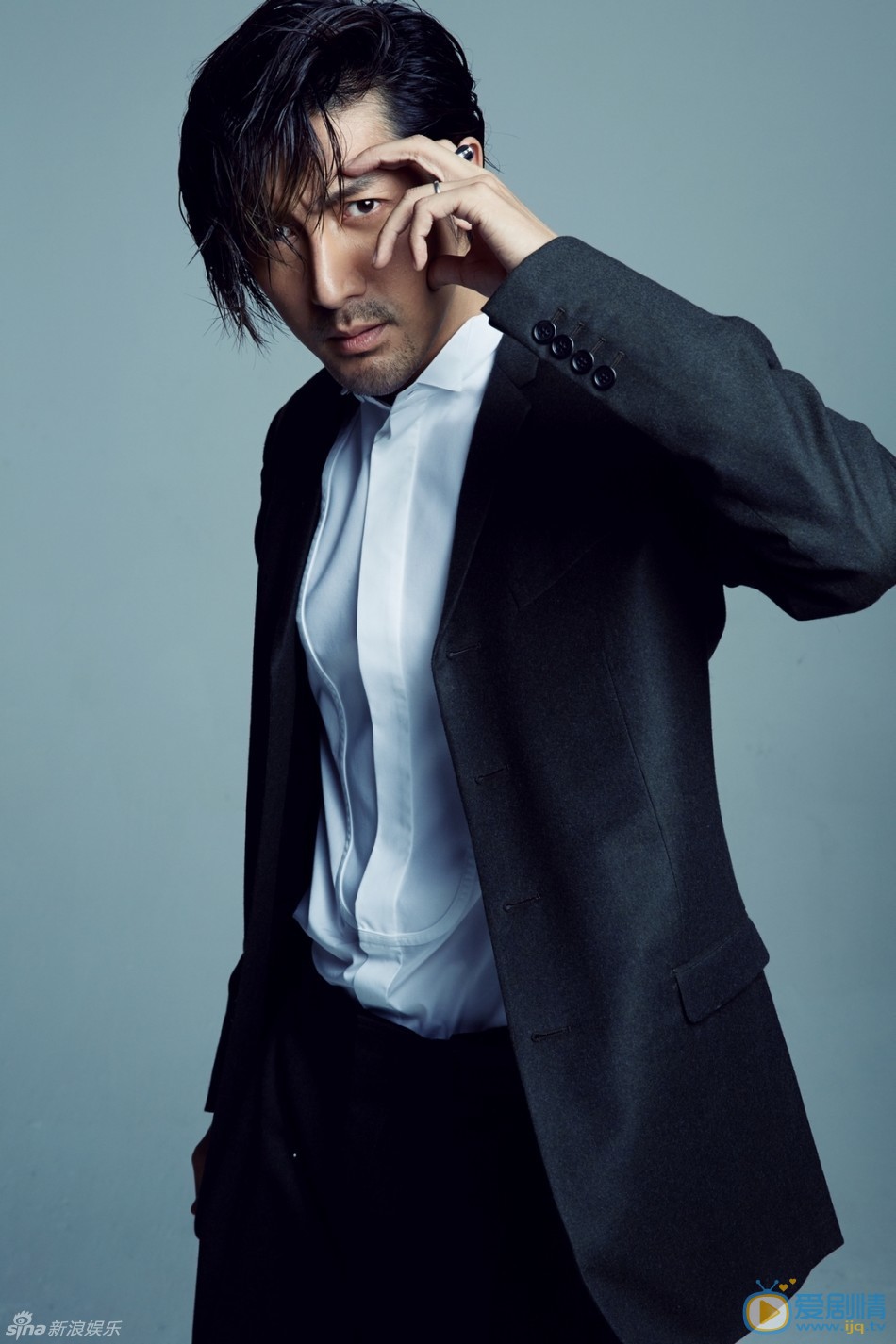 张鲁一忧郁男神写真 近日，张鲁一曝光一组全新写真。片中，张鲁一以黑西装白衬衣出镜，眼神深邃，展现出文艺不羁的质感魅力。