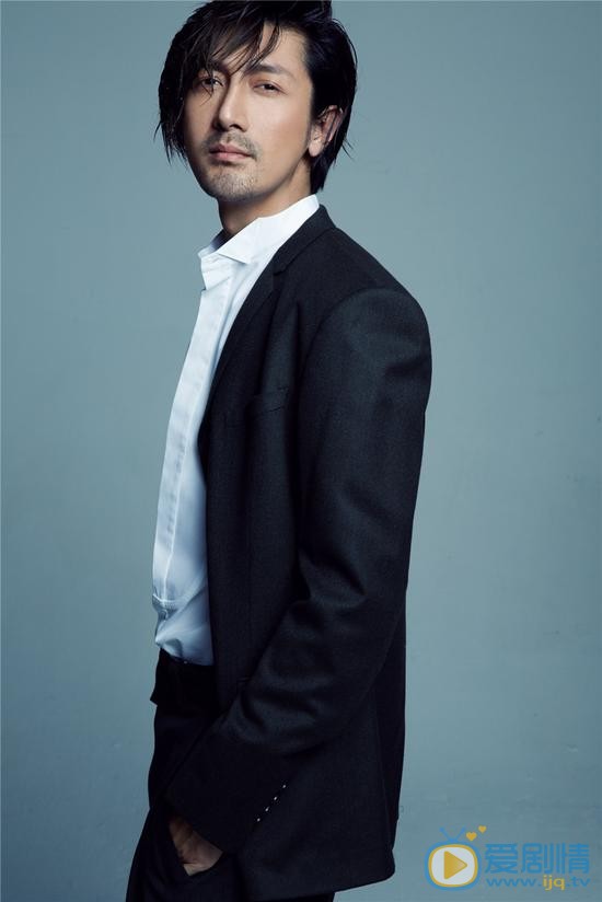 张鲁一忧郁男神写真 近日，张鲁一曝光一组全新写真。片中，张鲁一以黑西装白衬衣出镜，眼神深邃，展现出文艺不羁的质感魅力。