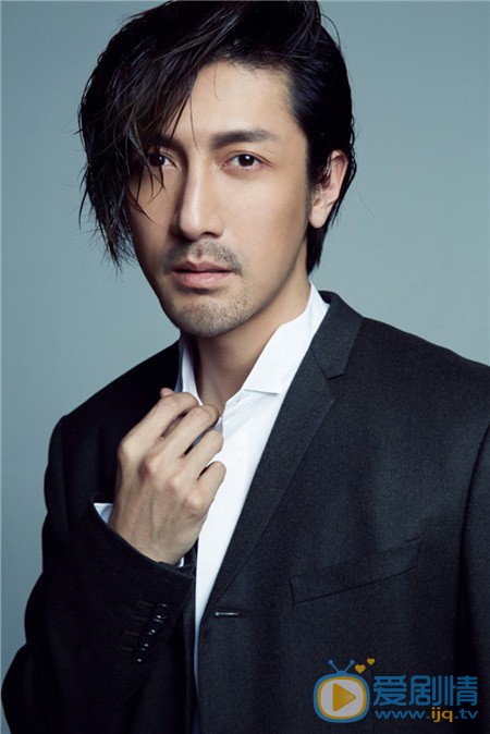 张鲁一忧郁男神写真 近日，张鲁一曝光一组全新写真。片中，张鲁一以黑西装白衬衣出镜，眼神深邃，展现出文艺不羁的质感魅力。