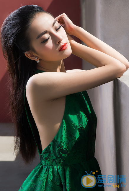 种丹妮写真 2015年7月，种丹妮曝光一组写真，炎炎烈日下，她甜美标致的面孔更添野性气息，野性和甜美恰如其分的融合，仿佛在讲述一个美丽的青春故事！