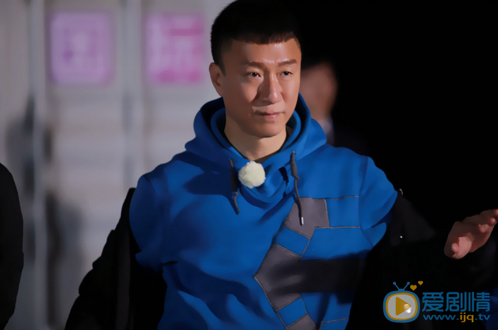 孙红雷极限挑战 “极限男人帮”黄渤、孙红雷、黄磊、罗志祥、王迅和张艺兴又回到了上海。这一次，导演组还精心的为他们准备了6张飞往海南的机票，一场说走就走的旅行旋即展开。