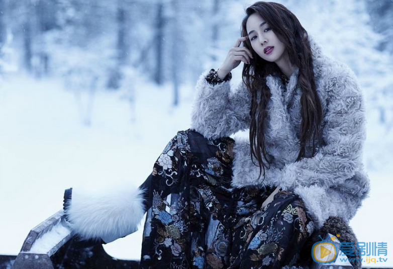 张钧甯时尚写真 一组张钧甯为《VOGUE》台湾拍摄的封面大片曝光，片中，张钧甯大玩狗拉雪橇，置身于雪地中演绎妩媚娇娘。