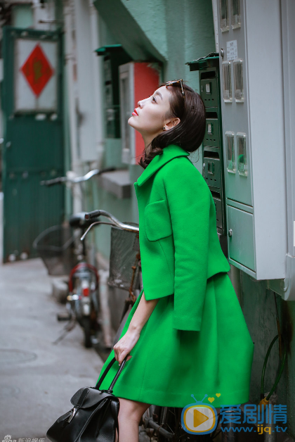 高晓菲街拍写真 时尚女星高晓菲拍摄了一组春日写真，高晓菲一身靓丽的绿色裙子搭配红色高跟鞋，撞色搭配展现生活中的五彩斑斓。