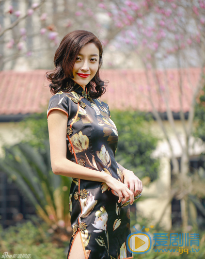 高晓菲街拍写真 高晓菲拍摄了一组旗袍写真，这组在上海街拍的旗袍照片尽展其优雅大气的飘飘女人香，媚中带傲，女人味十足。