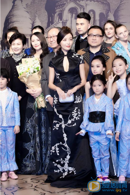 高晓菲活动照 时尚女星高晓菲性感亮相中国国际时装周，高晓菲一身黑色绣花中式旗袍礼服，微露酥胸，一展东方女性的端庄性感之美。