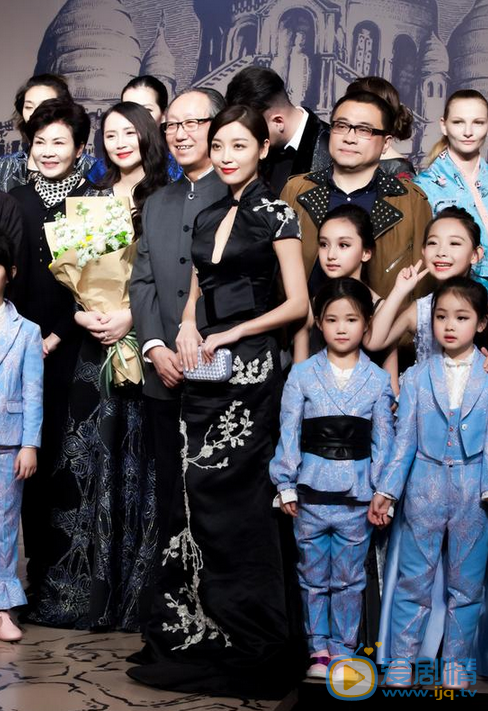 高晓菲活动照 时尚女星高晓菲性感亮相中国国际时装周，高晓菲一身黑色绣花中式旗袍礼服，微露酥胸，一展东方女性的端庄性感之美。