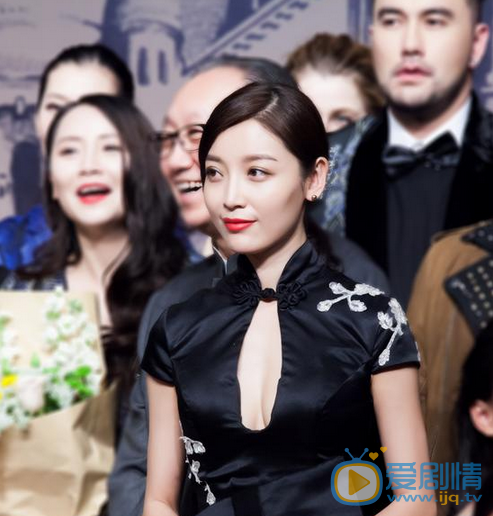 高晓菲活动照 时尚女星高晓菲性感亮相中国国际时装周，高晓菲一身黑色绣花中式旗袍礼服，微露酥胸，一展东方女性的端庄性感之美。