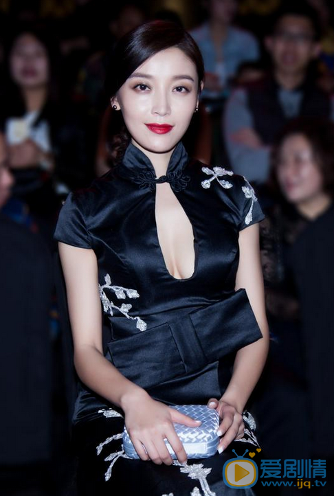 高晓菲活动照 时尚女星高晓菲性感亮相中国国际时装周，高晓菲一身黑色绣花中式旗袍礼服，微露酥胸，一展东方女性的端庄性感之美。