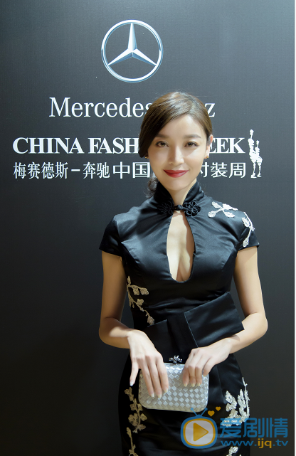 高晓菲活动照 时尚女星高晓菲性感亮相中国国际时装周，高晓菲一身黑色绣花中式旗袍礼服，微露酥胸，一展东方女性的端庄性感之美。