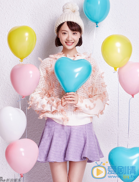 孙铱清新写真 95后新人孙铱曝光了一组圣诞写真。该组写真中，孙铱以米色小毛衣搭配紫色鱼尾裙，粉色系的清新妆容，在气球的包围下青春俏皮温暖寒冬。