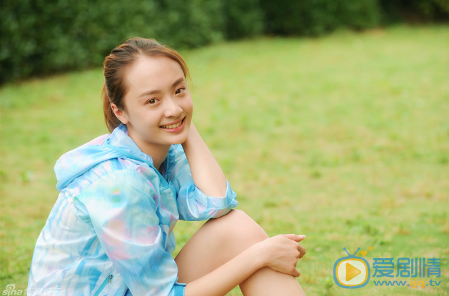 孙铱素颜写真 电视剧《白鹿原》新女主角孙铱日前在上海外景拍戏期间，忙里偷闲在外滩完成一组随性素颜写真，写真中的她青春活力动感十足。