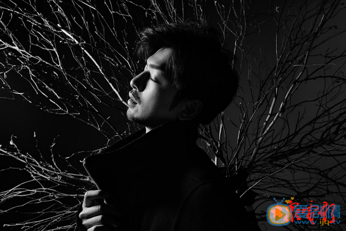 陈柏霖写真 陈柏霖为某电影杂志拍摄11月刊封面，照片中的陈柏霖时而深邃鉴定，时而帅气魅惑，大气沉稳尽显成熟型男魅力。