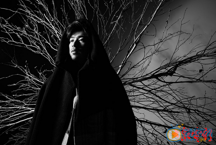 陈柏霖写真 陈柏霖为某电影杂志拍摄11月刊封面，照片中的陈柏霖时而深邃鉴定，时而帅气魅惑，大气沉稳尽显成熟型男魅力。