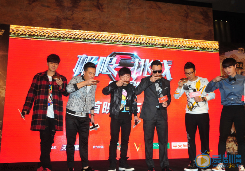 黄磊活动照 电影《极限挑战》在上海举办了首映礼，导演严敏、任静携“极限男人帮”黄渤、孙红雷、黄磊、罗志祥、王迅、张艺兴，以及电影中的“小公主”赵丽颖悉数出席。