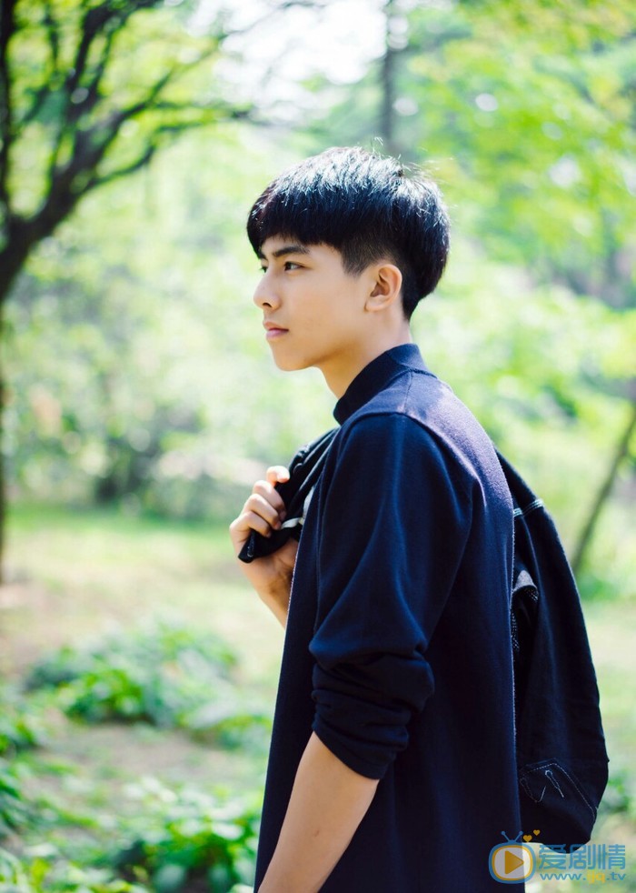 宋威龙学生服写真 宋威龙高清写真_宋威龙高清剧照