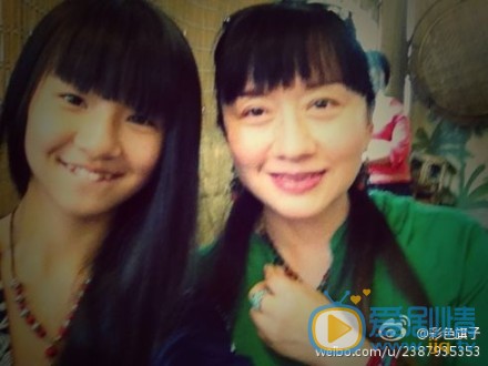 小彩旗和家人照片 小彩旗高清写真_小彩旗高清剧照