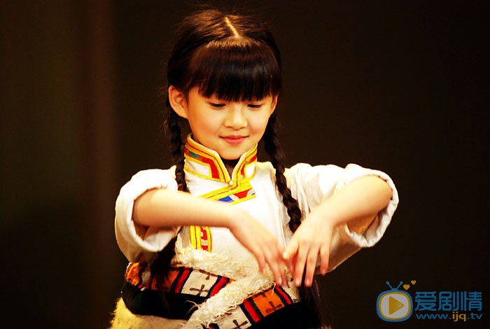 小彩旗舞蹈演出照 小彩旗高清写真_小彩旗高清剧照