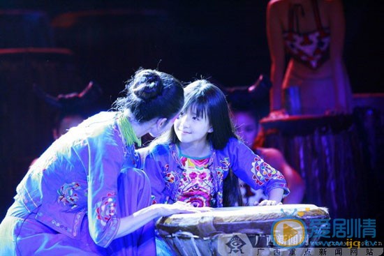 小彩旗舞蹈演出照 小彩旗高清写真_小彩旗高清剧照