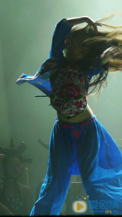 小彩旗舞蹈演出照 小彩旗高清写真_小彩旗高清剧照
