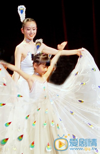 小彩旗《云南映象》舞蹈照片 小彩旗高清写真_小彩旗高清剧照