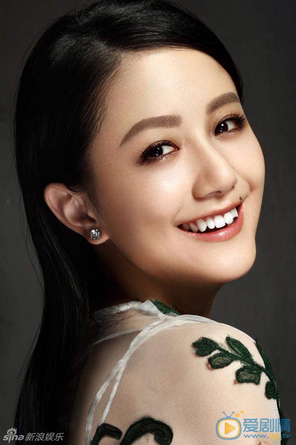 李倩时尚写真大片 日前，李倩曝光了一组全新大片，片中的她一袭长发一身孔雀绿复古长裙，眉目如画，其如冬日暖阳一般的明媚笑容令人悦目。