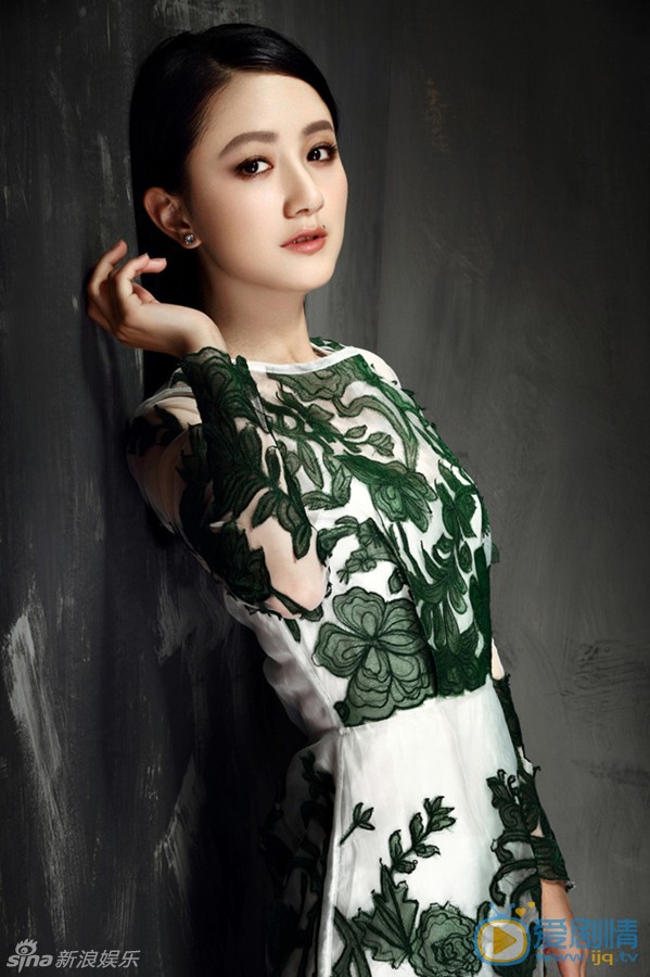 李倩时尚写真大片 日前，李倩曝光了一组全新大片，片中的她一袭长发一身孔雀绿复古长裙，眉目如画，其如冬日暖阳一般的明媚笑容令人悦目。