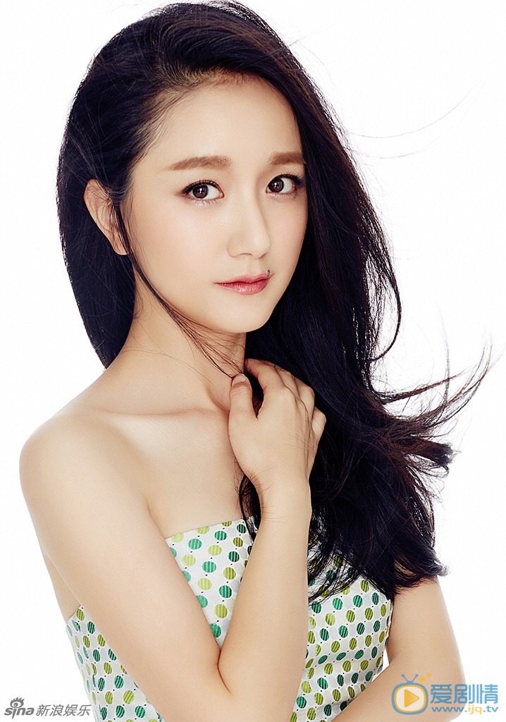 李倩小清新写真 日前，李倩曝光了一组清新写真，镜头前的她身着一袭绿色波点连身裙，眼波流转笑靥嫣然，尽显明眸美颜。